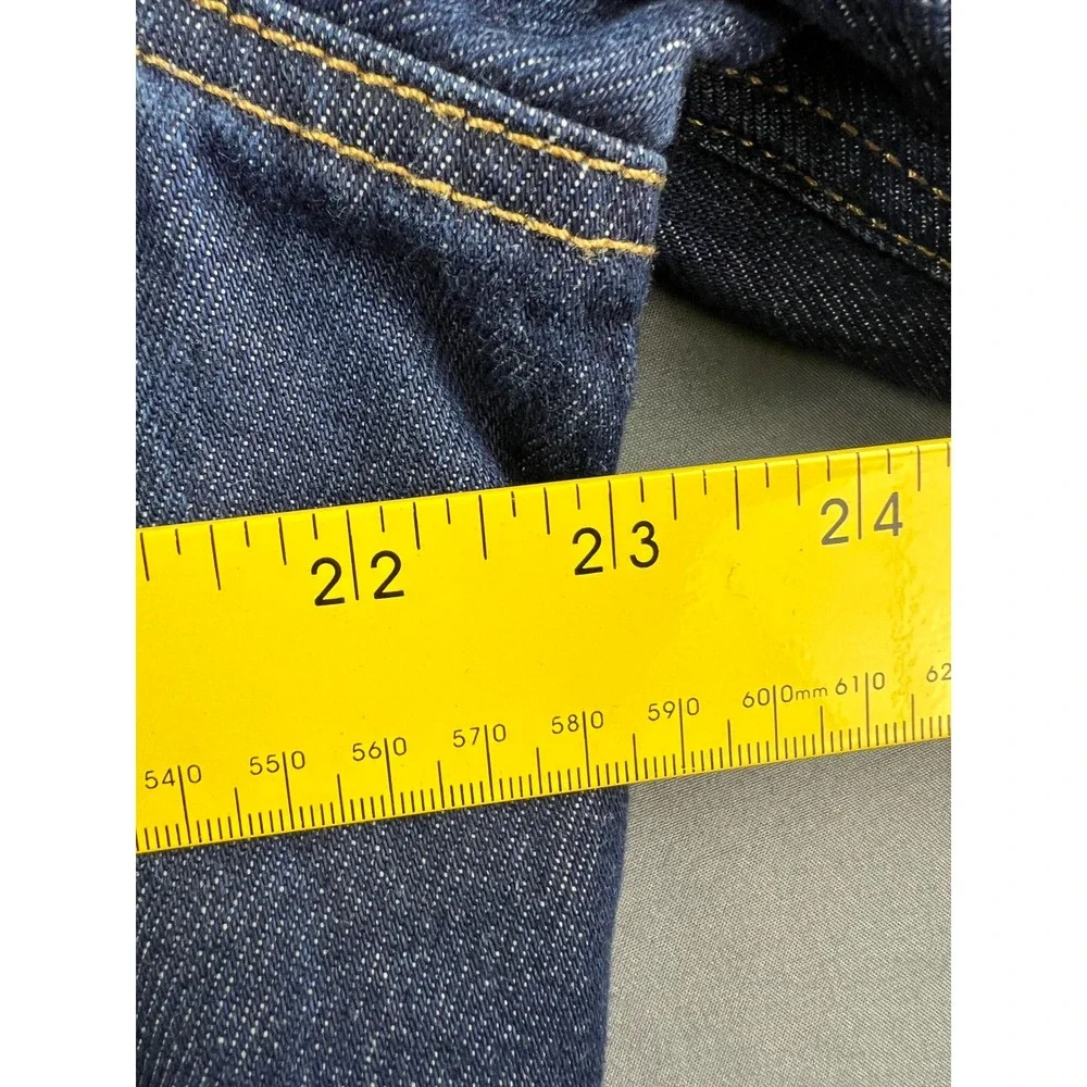 Levis ships from
